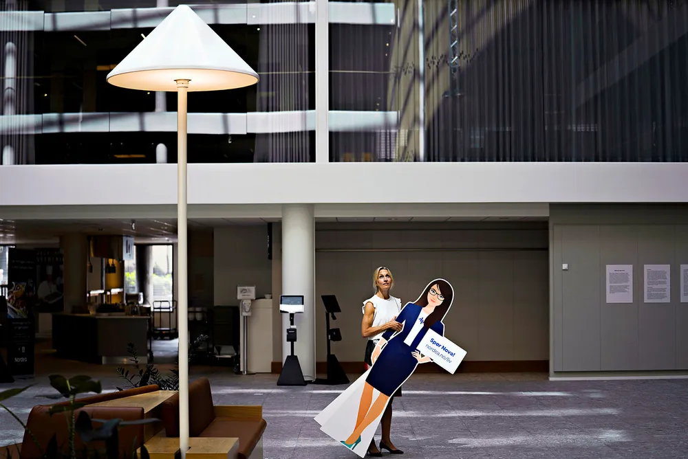 Administrerende direktør Randi Marjamaa i Nordea Liv har flere roboter i staben. Nova, her i pappfigur, er nykommeren. Foto: David Engmo