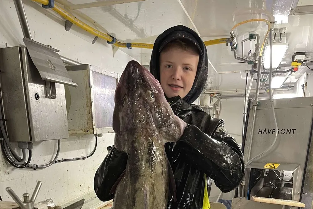 Martin Karolius Storøy (17) om bord på «Kvalnes» sommeren 2024. Han holder en lange.