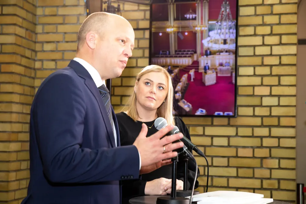 Tina Bru (H) mener statsministeren må komme på banen og rydde opp etter at Trygve Slagsvold Vedum (Sp) kom med en garanti som strider mot regjeringens eget forslag om turistskatt.