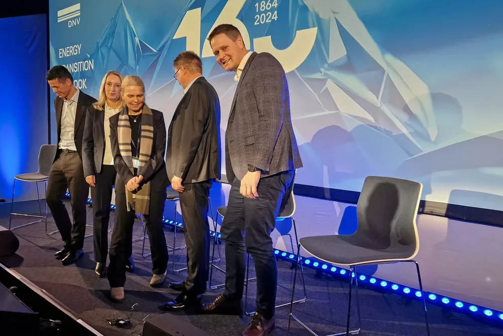 Harald Solberg (til høyre) sparer ikke på kruttet i kritikken mot NVE. Bildet er fra sist uke, da han var i debatt med fra høyre Per A. Sørlie (Borregaard), Tove Nilsen Ljungqvist (Beyonder), Hanne Siemensen (Hydro Aluminium) og Lars Nermoen (moderator, Nel).