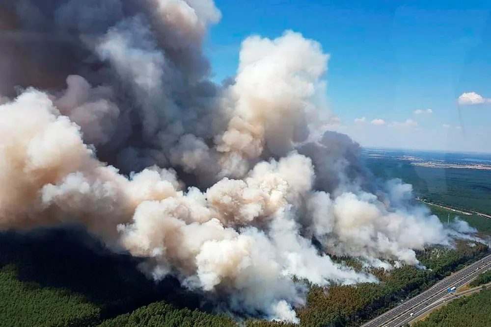 En skogbrann raser mellom Potsdam og Fichtenwalde. Brannmannskapene i området er redd for at det befinner seg udetonert ammunisjon fra annen verdenskrig i området. Foto: Polizei Brandenburg / AP / NTB Scanpix