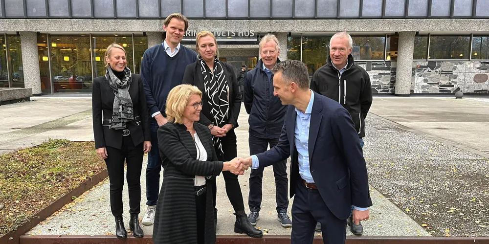 Åslaug Haga (Norwea) og Knut Kroepelien (Energi Norge) slår sammen sine organisasjoner, bevitnet av representanter fra fem andre organisasjoner som vil samarbeide (f.v.): Ingebjørg Telnes Wilhelmsen (Norsk Hydrogenforum), Trygve Mellvang Tomren-Berg (Norsk Fjernvarme), Trine Kopstad Berentsen (Solenergiklyngen), Knut Lockert (Distriktsenergi) og Øystein Grundt (Småkraftforeninga).