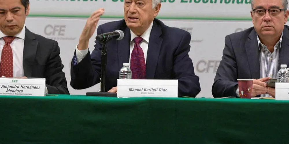 CFE general director Manuel Bartlett Diaz (centre) |