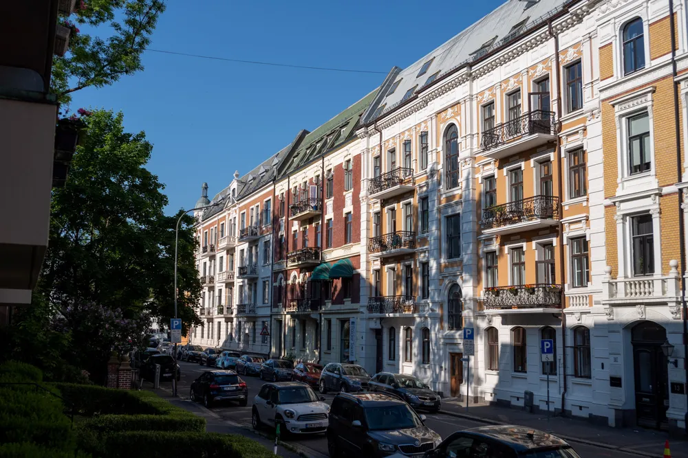 Denne bygården i Balders gate 11 på Frogner i Oslo eies på papiret av en mann som har vært død i snart syv år. Det er ikke krav om overskjøting av eiendom i Norge. Dermed kan døde stå som hjemmelshavere i flere tiår uten at det reelle eierskapet blir registrert og offentlig kjent.