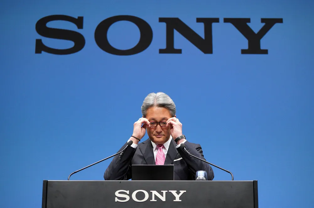 De store selskapene angriper systematisk egne markeder gjennom kontinuerlig og gjennomgripende innovasjon og bygger nye forretningsmodeller på grunnmuren av de gamle. Eller som styreleder Kazuo Hirai i Sony sier: «Forandring er ikke lenger noe vi takler, men noe vi sørger for skjer».