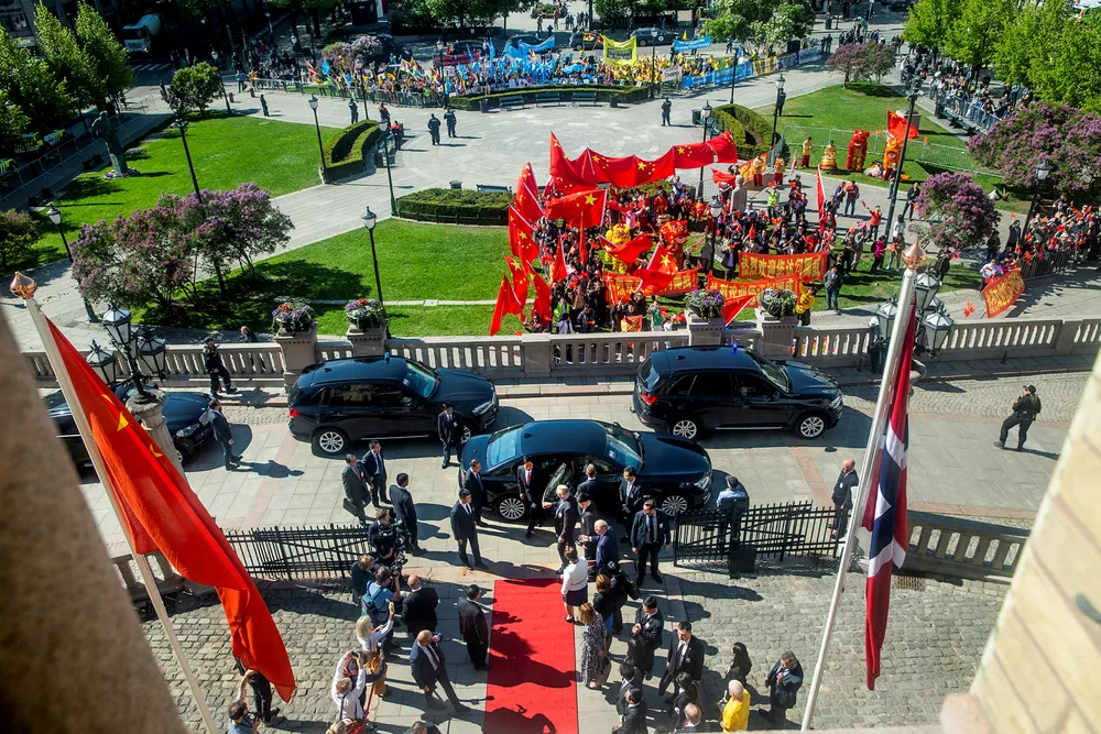 Stortingspresident Tone Wilhelmsen Trøen tok imot lederen av den kinesiske Folkekongressen, Li Zhanshu, under besøket på Stortinget 15. mai. Kinesiske demonstranter hadde sikret seg kremplassen utenfor Stortinget.