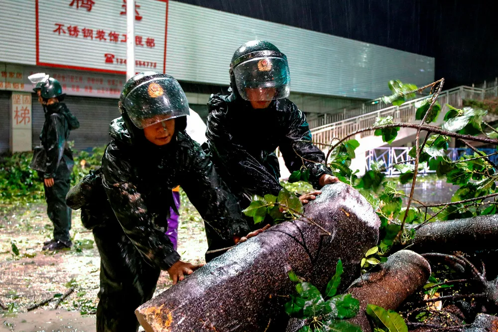 Det er betydelige ødeleggelser på Filippinene, i Hongkong, Macau og Sør-Kina etter herjingene fra tyfonen Mangkhut i helgen.