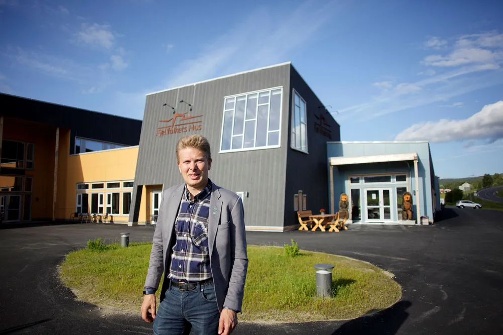 Hattfjelldal mistet rundt 50 innbyggere og 30 millioner kroner i årlige inntekter da asylmottaket ble lagt ned i fjor. Ordfører Harald Lie i Hattfjelldal står her foran det nyåpnede Fjellfolkets Hus. Foto: Javad Parsa