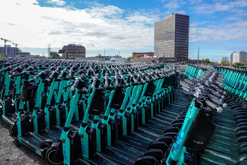Hundrevis av Tier-farkoster parkert på Økern i forbindelse med innrykk i 2019. I februar tapte Tier Oslo-anbudet.