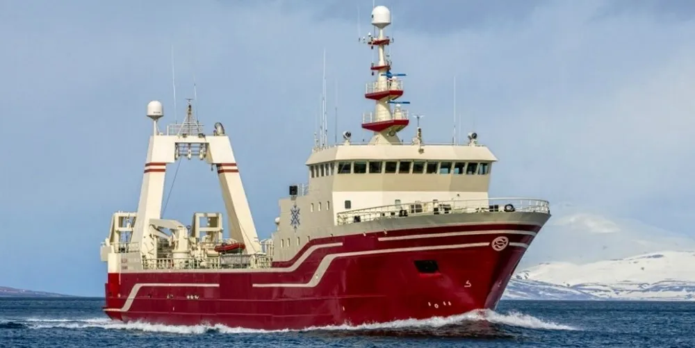 «Polonus» ligger nå og fisker sørøst i Fiskervernsonen rundt Svalbard. Den er eid av Ice Fresh, et av islandske Samherjis kontrollerte selskaper i EU, som har flere trålere som har lisens for fiske i NØS.