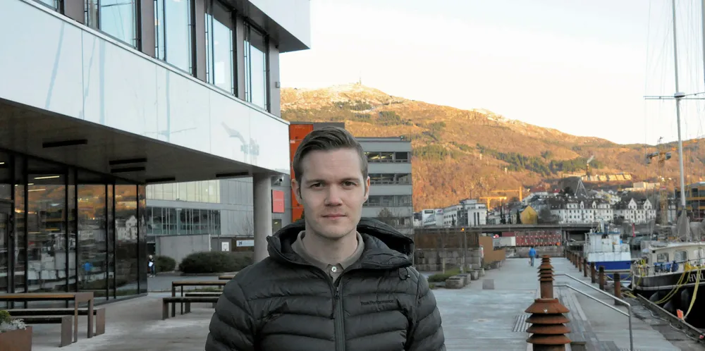 Erlend Vassbotten utenfor Lerøys kontorer i Bergen med stolte Ulriken i bakgrunnen.