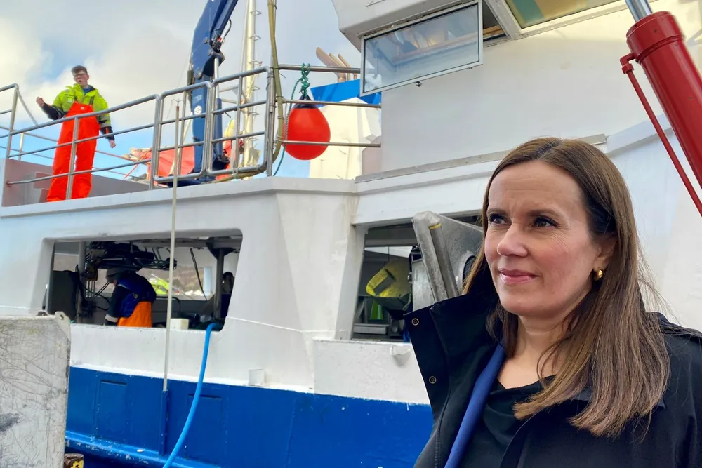 Fiskeri- og havminister Marianne Sivertsen Næss (Ap) på kaien på Myre 27. februar. I bakgrunnen er «Bye Senior», som har fiske- og fangst-elever om bord. De leverte fisk til Vesterålen Havbruk Produksjonslag