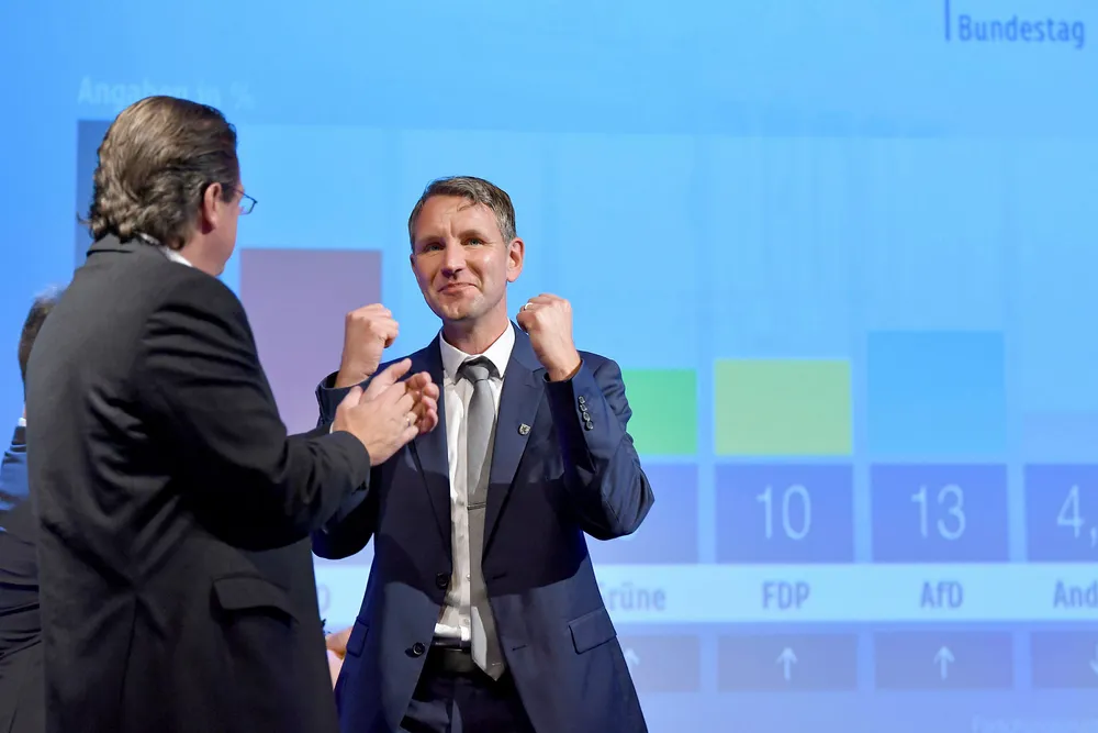 Bare fire år er gått siden AfD ble stiftet. Partiet har vært preget av indre maktkamper og strid om retningsvalg, men uten at det ser ut til å ha skremt vekk velgerne. Her er leder for partiet Bjoern Hoecke mens de første prognosene tikker inn søndag. Foto: Martin Schutt(AP/NTB Scanpix