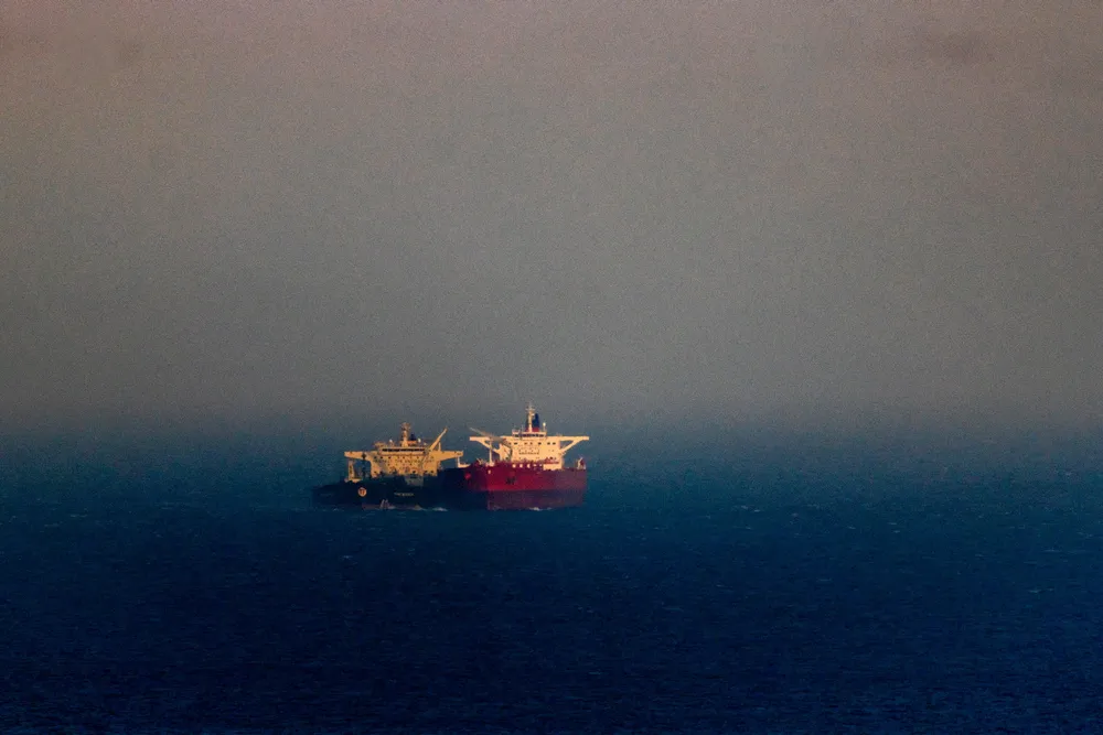 Omlasting av olje fra skip til skip i Lakonikos-gulfen utenfor Hellas.