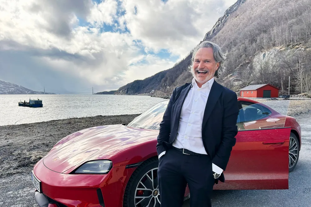 Konsernsjefen i Nordkraft kjører rød, elektrisk Porsche Taycan. – Det her skulle jeg ha tenkt på, sier Eirik Frantzen når han blir fotografert.