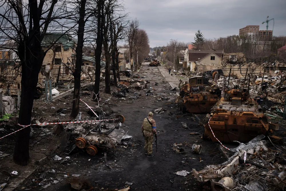 Hovedstriden dreier seg om det er riktig å sette økonomisk nedgang opp mot tap av menneskeliv og stor menneskelig lidelse, skriver Marie Byskov Lindberg. Her fra Butsja i Ukraina onsdag.
