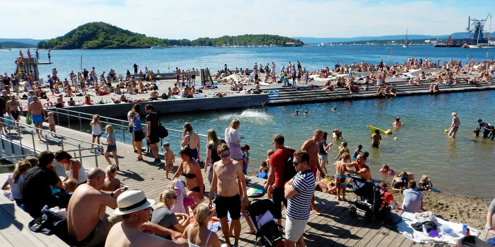 Skyfri himmel gjør at det er ventet høy strømproduksjon fra solceller gjennom pinsen. Høye temperaturer er med å redusere forbruket. Begge deler bidrar til at det er ventet en enormt stort overskudd av strøm i Europa denne pinsen.