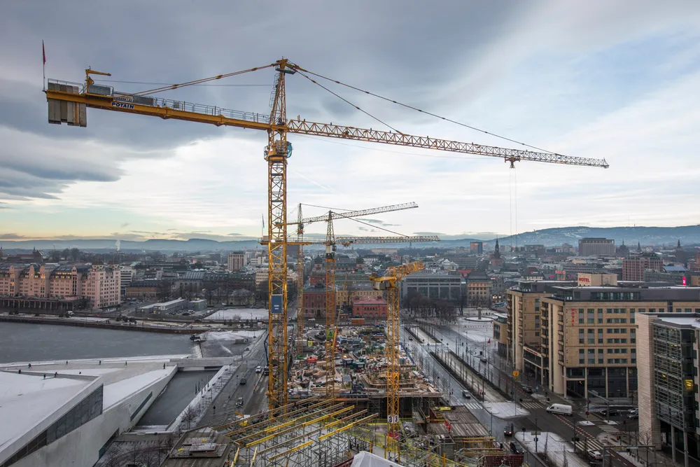 Byggebransjen sliter med å få tak i folk. Her byggeaktiviteten i Bjørvika i Oslo.