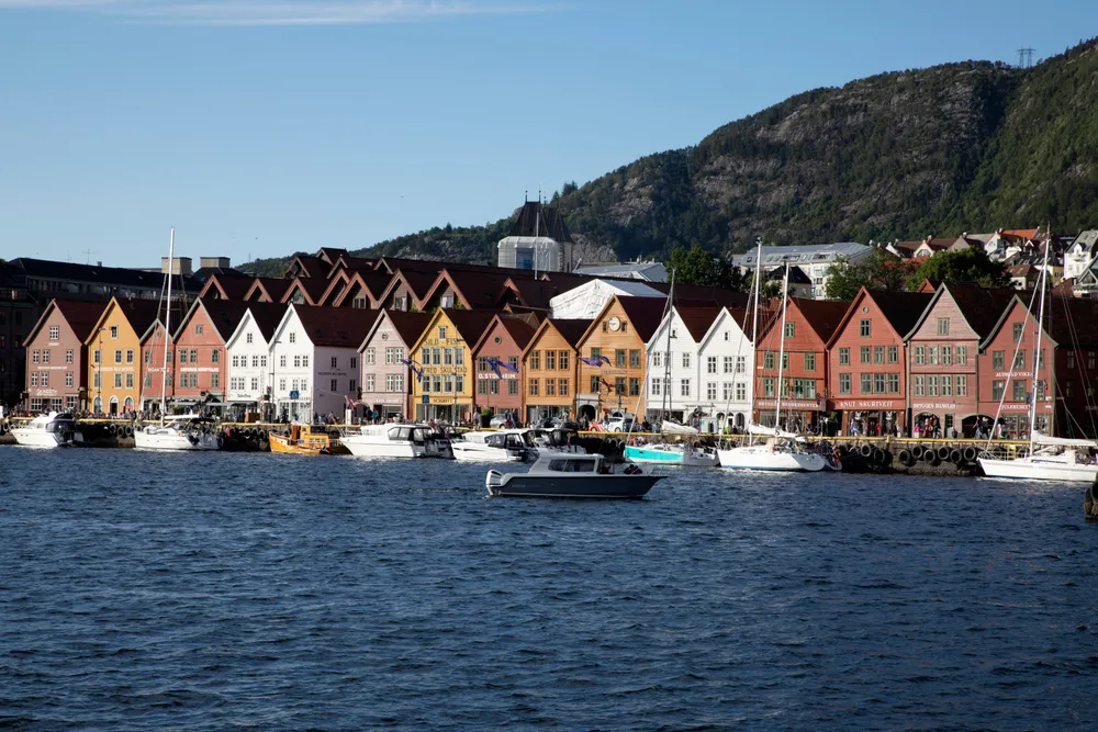 Firefelts motorvei fra Stavanger til Bergen (bildet) vil koste svimlende 134 milliarder kroner, før kostnadssprekk, skriver Tom Skauge og Roald Kvamme.