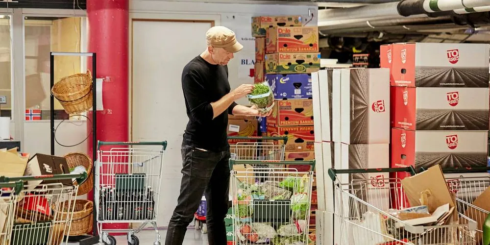 GOD OGSÅ ETTER: I Norges kastes det årlig 385 000 tonn mat. Mannen på bildet, Thomas Horne, har laget bok om kunsten å ikke kaste mat.Arkivfoto: Tommy Andresen