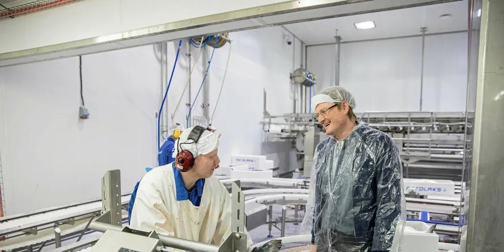 FÅR SATSE: Luis Christian Sobarzo snakker med Inge Berg, eier og administrerende direktør i Nordlaks-konsernet. Nordlaks fikk nye tillatelser, noen måneder etter at Frp i Nordland fikk økonomisk støtte.Foto: Marius Fiskum