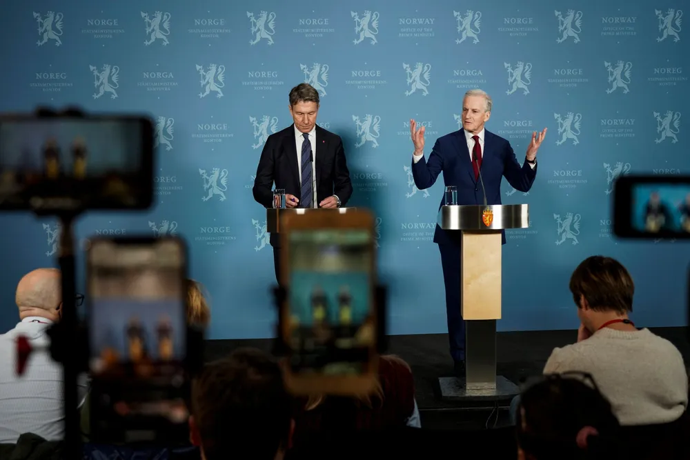 Energiminister Terje Aasland og statsminister Jonas Gahr Støre lanserer fastpris på 40 øre. – Det vil være naturlig å se på om nettselskapene kan håndtere en slik ordning, men dette er et pågående arbeid, sa Aasland.