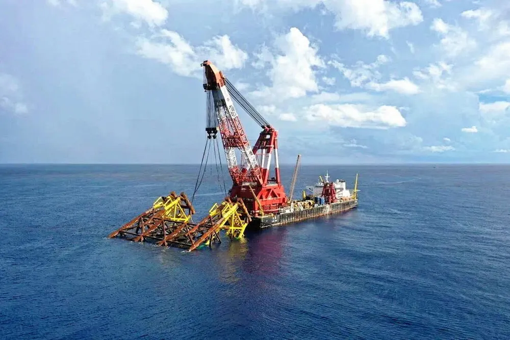 On site: CNOOC Ltd installs a jacket for the Enping 15-1 CCS project