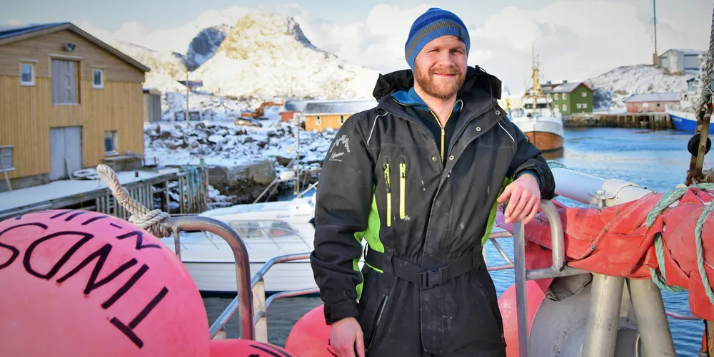 Eldar Eilertsen (27) er fisker og tørrfiskprodusent på Værøy. Han vurderer å flytte virksomheten til et annet sted, fordi det nesten ikke er noen igjen i hans generasjon på øya.