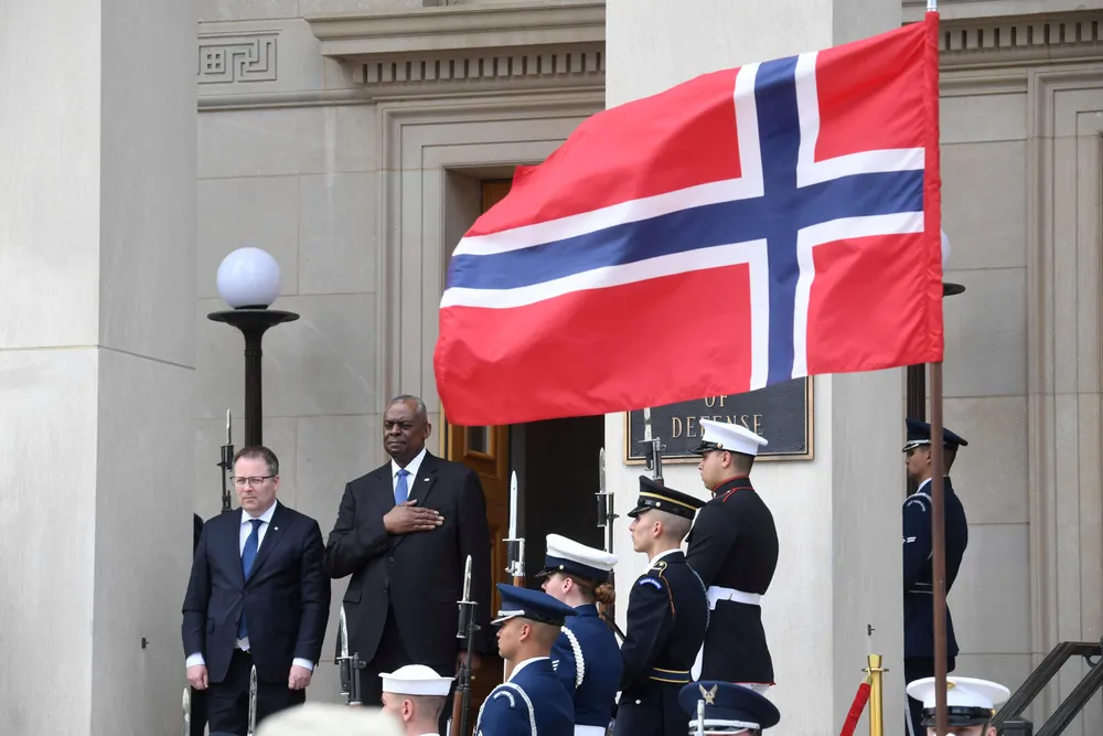 Forsvarsminister Bjørn Arild Gram på offisielt besøk hos USAs forsvarsminister Loyd Austin i forrige uke. I helgen kom USAs Ukraina-pakke på plass.