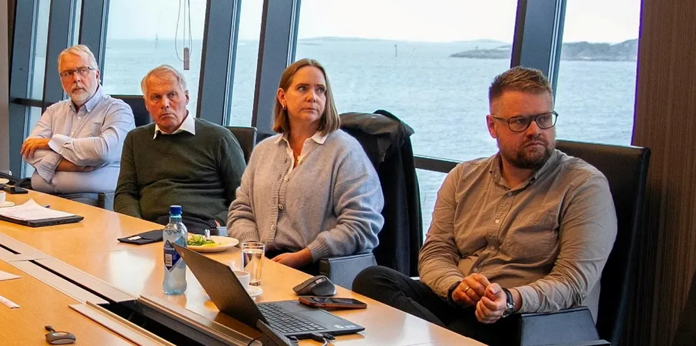 Frøya-ordfører Kristin Strømskag (H) kan tape flere millioner med regjeringens foreslåtte inntektssystem for kommunene. Her på besøk hos Salmar. F.v.: Pål Sæther Eiden (H), Gustav Witzøe (styreleder Salmar), Kristin Strømskag og Runar Sivertsen (strategidirektør Salmar).