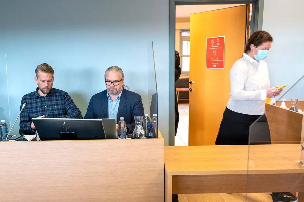 Hanne Madsen (til høyre) på vei inn i lagmannsretten i Skien tirsdag morgen til ankesak mot Tor Øystein Osa Michalsen (til venstre) og familiens entreprenørselskap der faren Bengt (i midten) er styreleder.