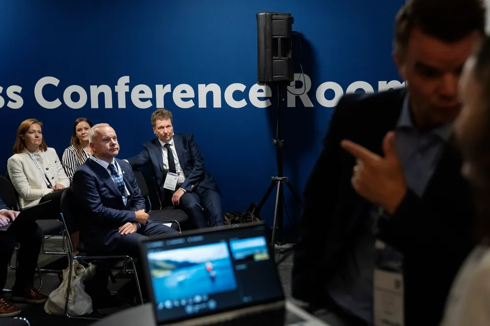 Gisle Ledel Johannessen, kommunikasjon, forbereder Equinors pressekonferanse ved en annen anledning. I bakgrunnen sitter konserndirektør Anders Opedal og sjef for norsk sokkel i Equinor, Kjetil Hove, klar.