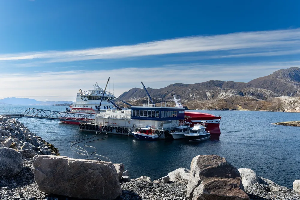 Her leveres den første laksen fra Gigante Salmons landbaserte anlegg på Lille Indre Rosøy i Rødøy kommune i Nordland. Det er brønnbåten «Steinar Olaisen» som frakter fisken til slakteriet Salten N950 på Sørarnøy, i skjærgården utenfor Bodø.
