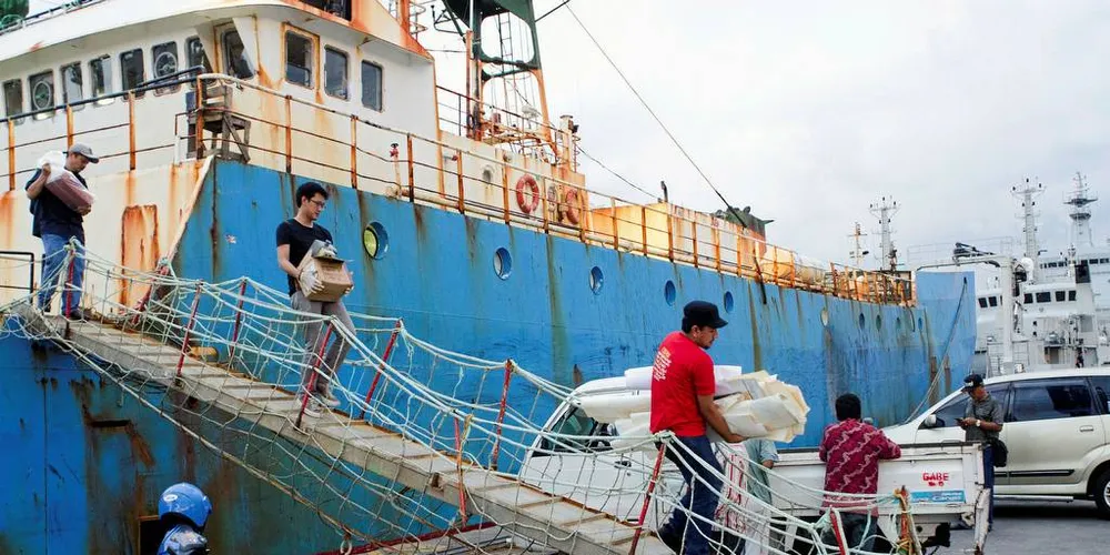 JAVA: Verdenshavene er av enkelte miljøer hevdet å være «the worlds biggest crime scene». Indonesiske myndigheter har opprettet en egen elitegruppe som etterforsker ulovlig fiske. Her bærer etterforskerne beviser funnet på broen på dette fartøyet i 2016. Arkivfoto: Kjetil Sæter