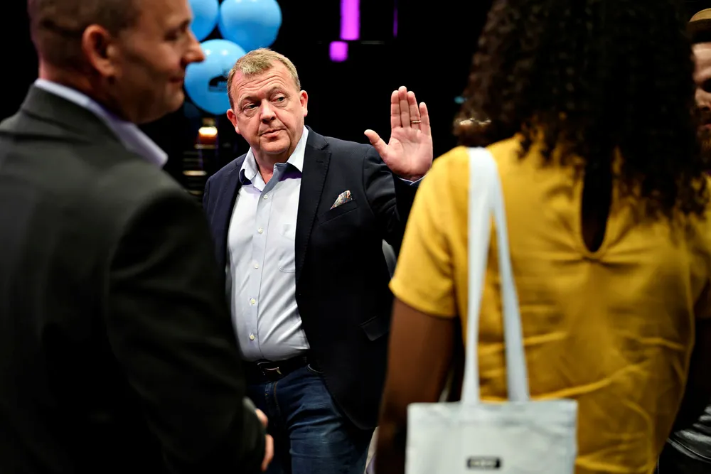 Statsminister Lars Løkke Rasmussen møter en kald skulder etter den oppsiktsvekkende kuvendingen dagen før valget.