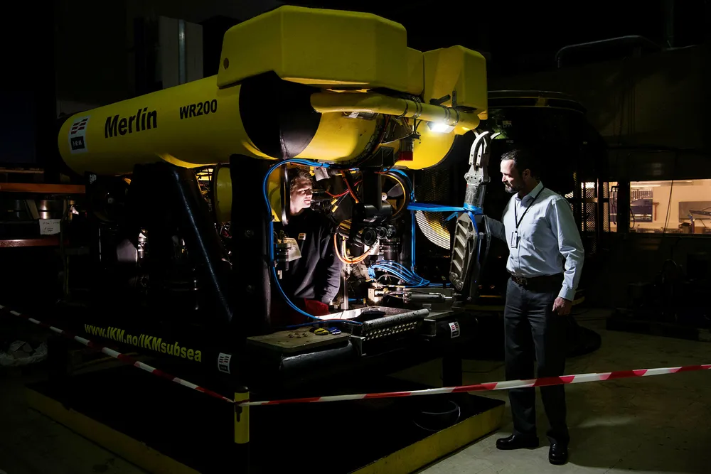 Ståle Kyllingstads IKM Subsea fikk før helgen en kontrakt som til sammen kan bety rundt 400 millioner kroner i omsetning. Her lærling Bojan Kandic som tester kontrollsystemet på en av IKM Subseas rov-er. Til høyre administrerende direktør Ben Pollard.