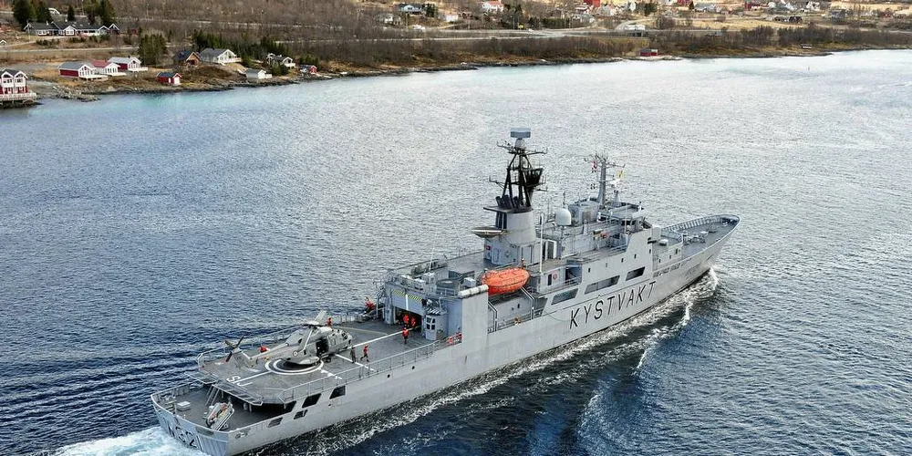 TIL KAI: KV «Senja», fotografert i Tjeldsundet med NH90 om bord. Nå legges båten til kai.Foto: Frode Adolfsen
