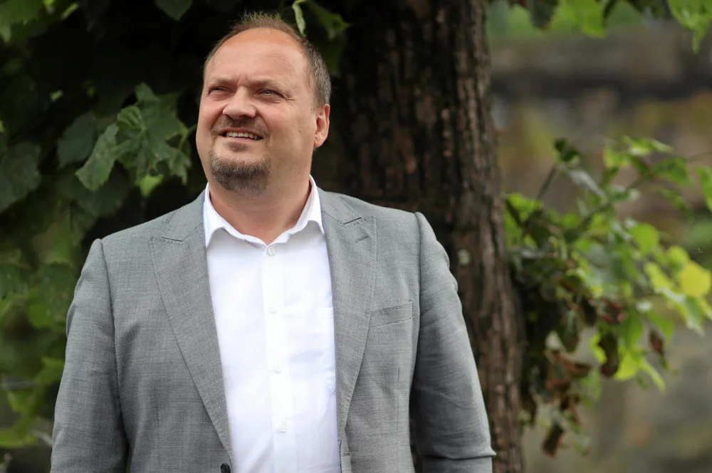 Sjefanalytiker i Volue Insight, Tor Reier Lilleholt, må nærmest skotte oppover for å få full oversikt over strømprisene onsdag. Inkludert merverdiavgift passerer prisen 6 kr/kWh med god margin i den dyreste timen.