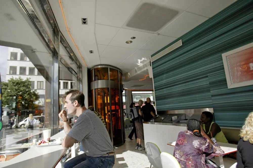 Hamburgerkjeden Max som tidligere het X-grillen har passert konkurrentene , her på Hamngatan . 20060822