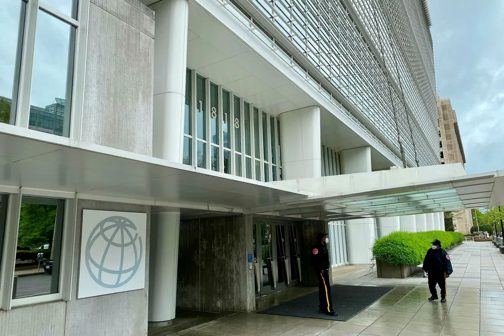 ICSID-domstolen er underlagt Verdensbanken-gruppen, og rettssakene avholdes vanligvis i hovedkvarteret i Washington, D.C.