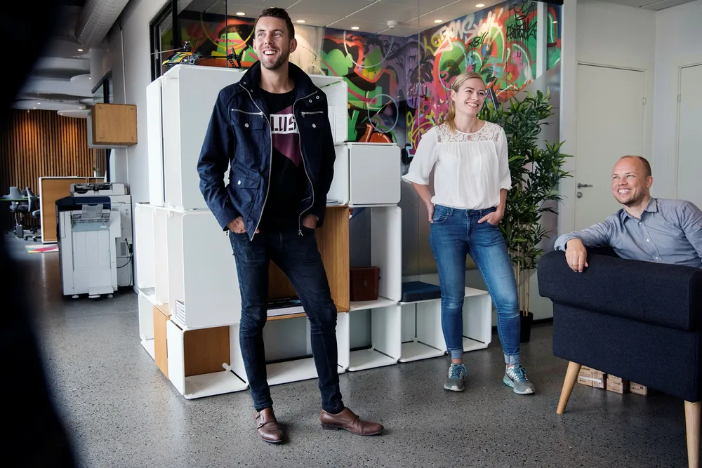 Magnus Meisal driver Gründerhub i Stavanger for SR-Bank. Nina Ousdal og Lars Urheim i Ope er blant gründerne som holder ut. De leverer romdelere som den i bakgrunnen.