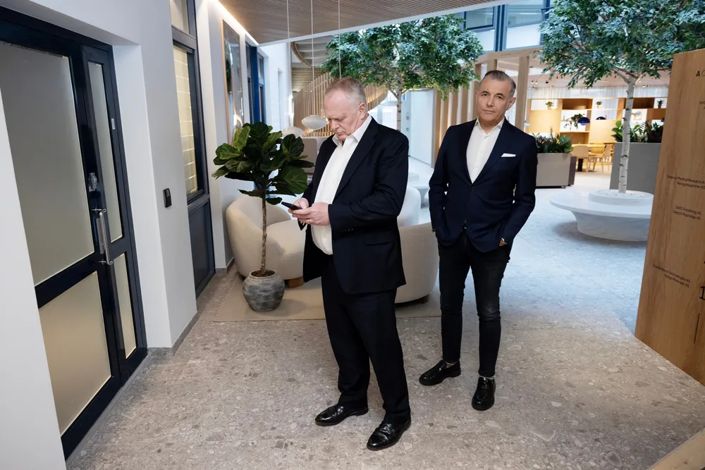 Innen mandag må John Vergopoulos (til venstre), toppsjef i Norge Mining, og hovedaksjonær Michael Wurmser finne 100 millioner kroner til betaling av en gruve i Troms.