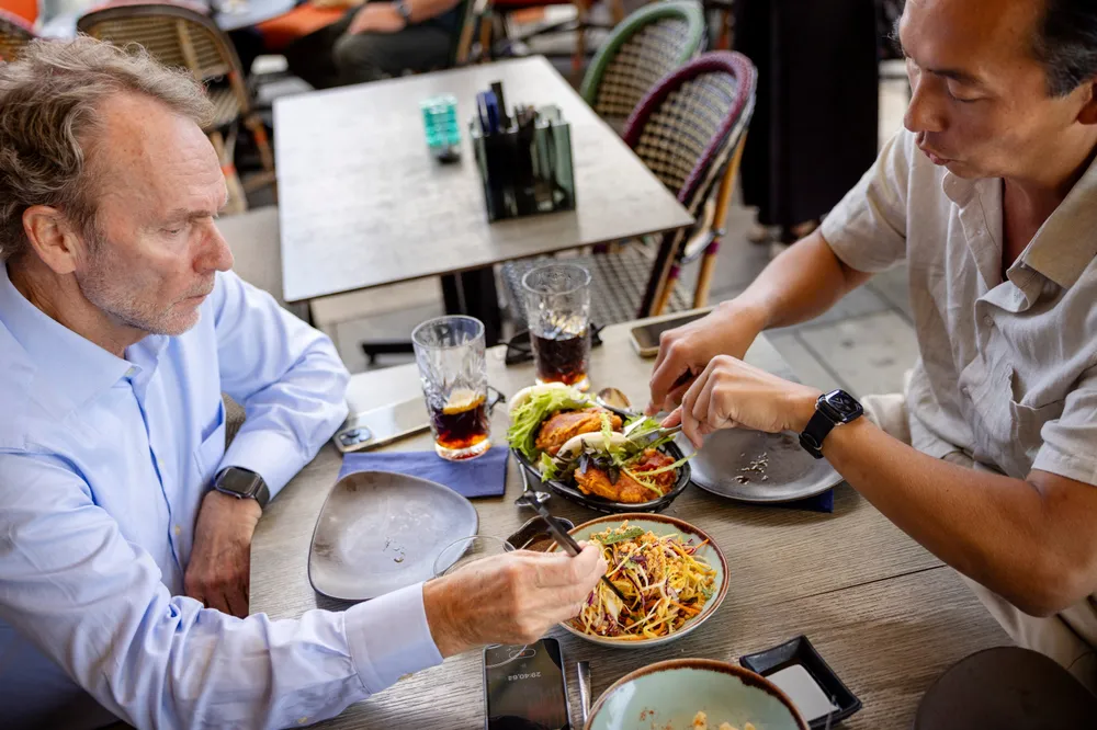 Harald Magnus Andreassen (til venstre) tapte et veddemål mot Olav Chen. I potten lå en restaurantmiddag.