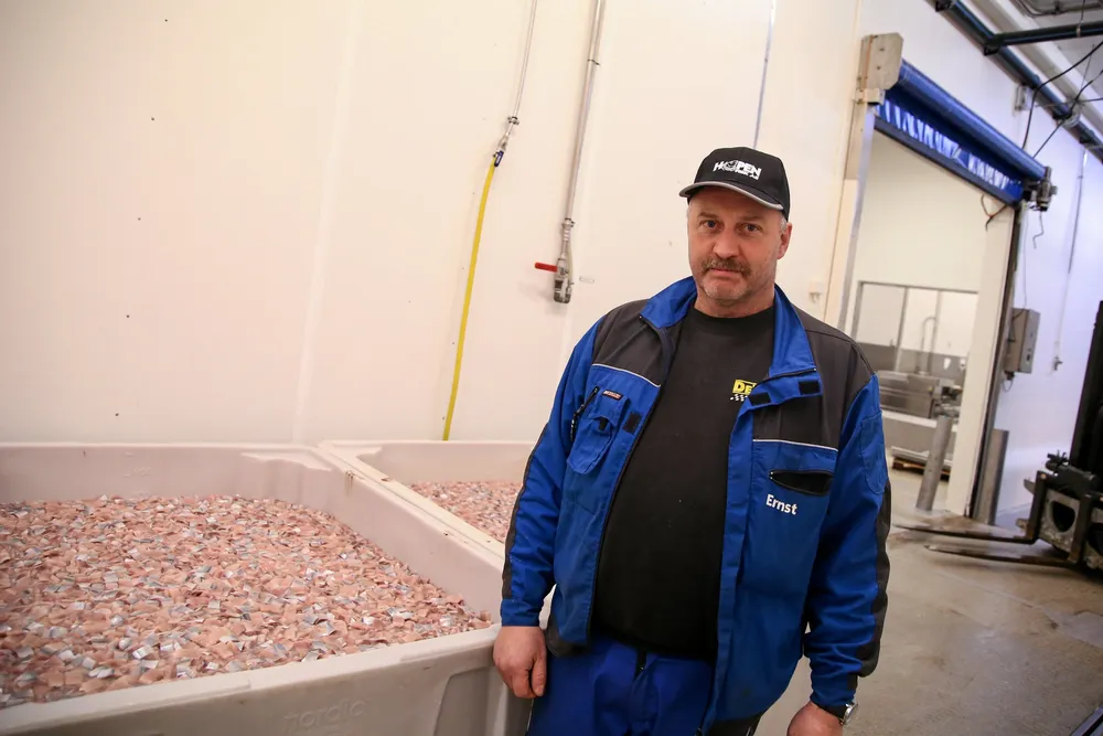 Ernst Iseli går fra jobben som daglig leder til logistikkansvarlig.
