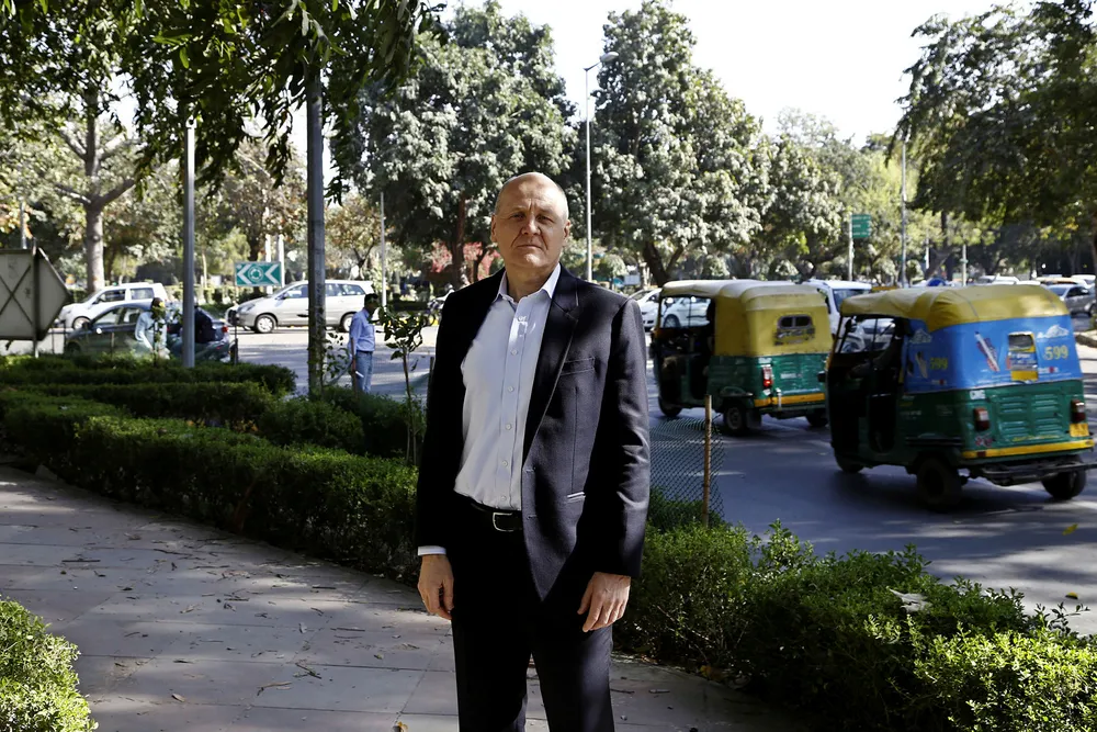 Den politiske oppvasken etter at Telenor satte to streker under sluttsummen for den feilslåtte satsingen i India, har begrenset seg til litt surmuling fra Frp. Under Davos-møtet tidligere i år viste Telenor-sjef Sigve Brekke, i et intervju med E24 til konsulentrapporter som sa at 40 prosent av telekomselskapene vil være borte om ti år, skriver artikkelforfatteren. Foto: Sujan Singh