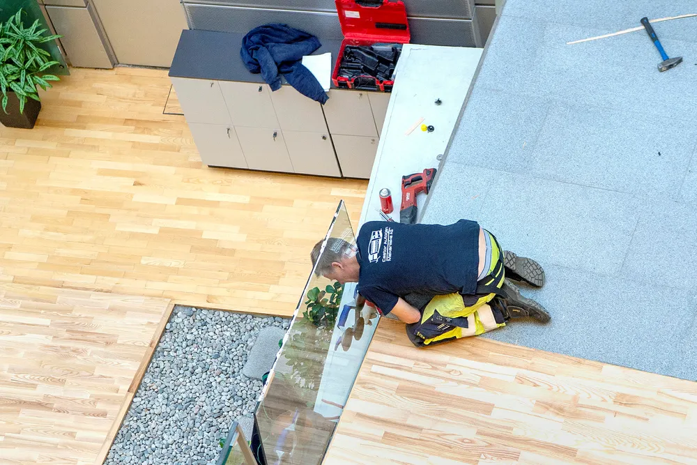 I Telenor-kvarteret på Fornebu bygges det om slik at de ansatte kan komme trygt tilbake på jobb under koronaen. – Ansatte har savnet kontoret, kollegene og å jobbe mer tverrfaglig, sier hr-direktør Cecilie Blydt Heuch.