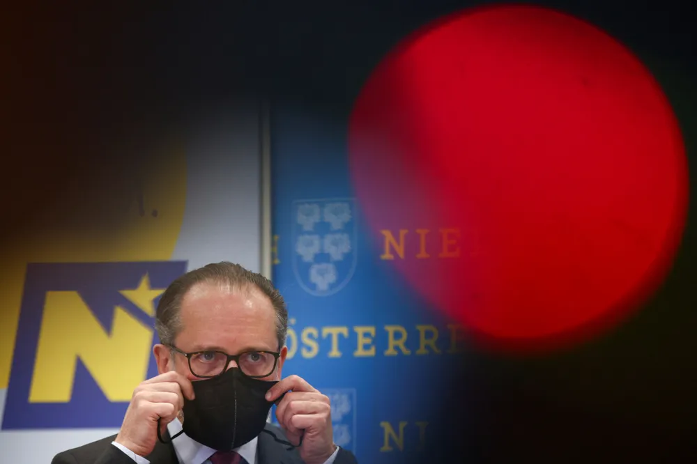 Østerrikes kansler Alexander Schallenberg varsler obligatorisk vaksinering for hele befolkningen.