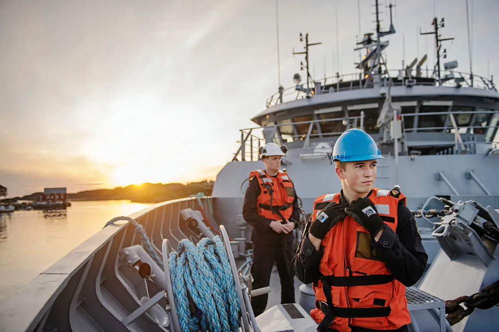 Jan Erik Skorpe (t.v) og Hans Martin Finsrud på KV Tor. Kystvakten har som oppgave å blant annet kontrollere fartøy og fiske men kan og fungere som politiet lange arm ved behov. De siste månedenes avsløringer av undermåls og feilmåling av fisk undergraver tilliten til hele fiskerinæringen. Nå bør kunstig intelligens brukes for å sikre riktigheten på det som leveres, og ned ulovlighetene, skriver Rachel Tiller.