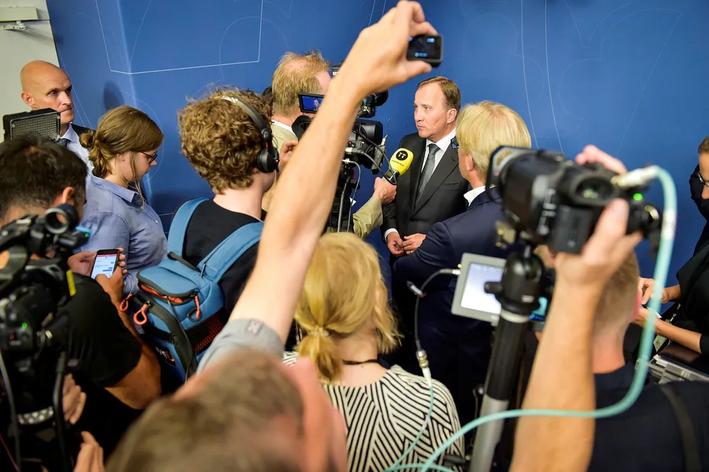 Statsminister Stefan Löfven har kalt inn til pressekonferanse torsdag klokken 10. Bildet er fra en tidligere pressekonferanse i forbindelse med at sensitive opplysninger er på avveie fra det svenske transporttilsynet. Foto: Stina Stjernkvist/TT
