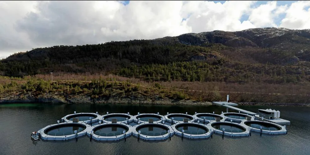 LUKKET I SJØ: Illustrasjonen viser et lukket sjøanlegg på lokaliteten Hamnøya. AkvaDesign har fått utviklingstillatelse for prosjektet. Foto: AkvaFuture/Visual360